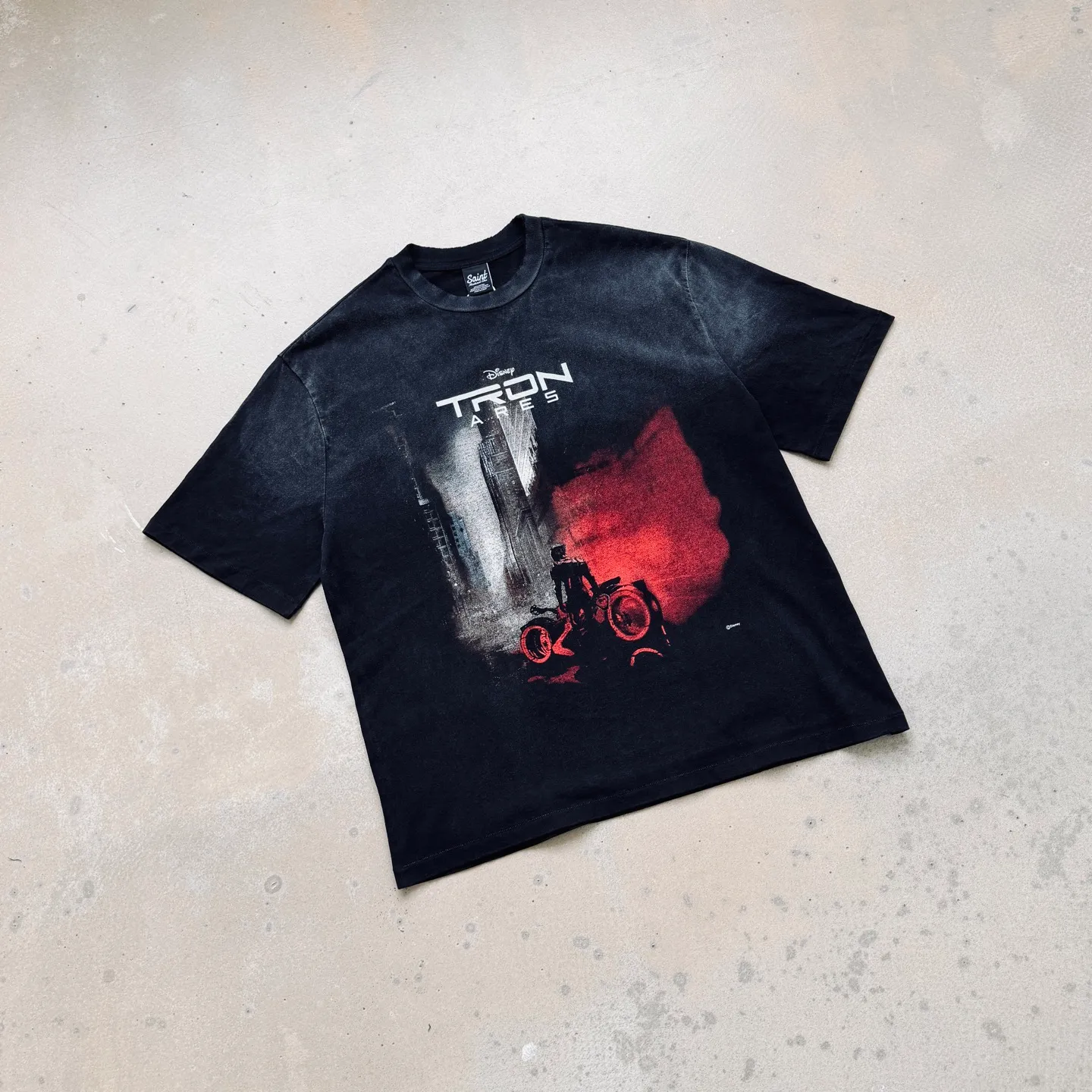 P138 # CTS-107 Saint 26SS "TRON ARES God of War Ares" limited edition. 260g heavyweight pure cotton fabric after washing. Retro single-stitch heaven and earth stitch technology + sandblasting and yeast washing to fade + hand-cut ribs. Size: S M L XL Customized 260g gram weight 100% cotton special washed fabric that is consistent with the original. With the blessing of imitation sun-drying, heavy sandblasting and fading + edge grinding + Assute fermentation and washing, the cotton feel on the surface of the fabric is well presented. Both the texture and feel are ceiling level. After the ready-made garments undergo a series of heavy washing and distressing processes, the retro and high-end sense of the entire garment is directly to the top. The garment making process of the entire garment adopts Saint The most common and complex single-needle sewing process (commonly known as single-thread heaven and earth stitch) among vintage vintage brands such as Michael. The movie "TRON: ARES" is very deep in concept and theme. It subverts the previous setting of the series of "human beings entering the digital world" and instead focuses on "digital existence entering reality". It takes the "emergence" process of Ares ARES from pure program to awakening consciousness as the core, and integrates the concept of "emergence" in biology and informatics. It also uses elements such as Gnostic mythology and Jewish "golem" legends to sublimate the story from a cyberpunk adventure to a philosophical allegory that explores the relationship between human nature and technology. This profound ideological core far exceeds other works of the same type.
